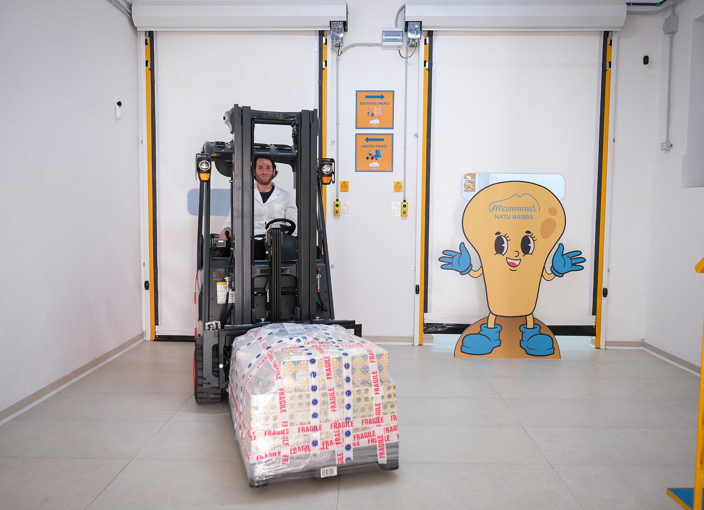 dietro le quinte un operaio all'interno della fabrica produzione artigianale dolci mammma