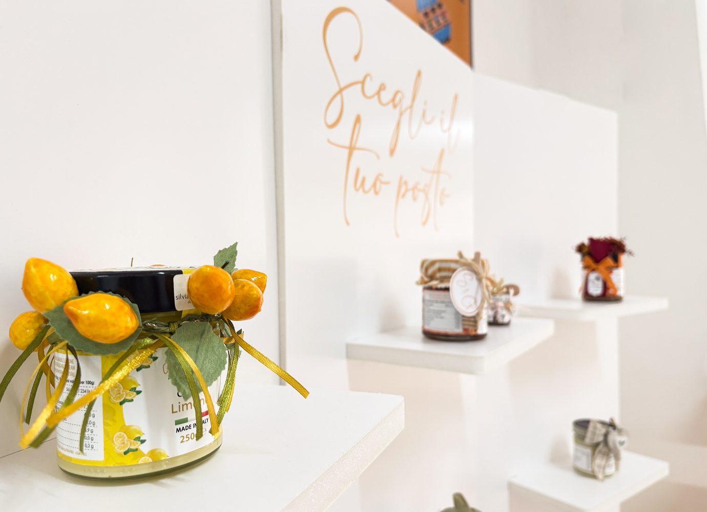 scaffale con le creme e confetture mammma