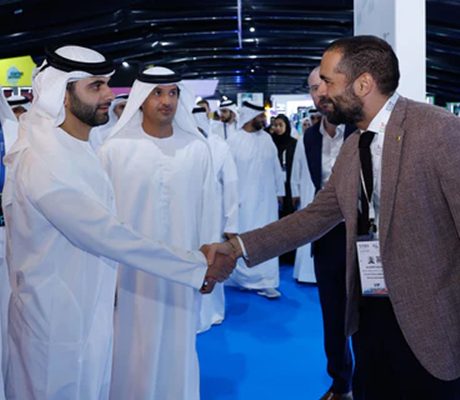 immagine della stretta di mano alla fiera north star dubai 2024